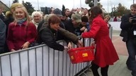 Otwarcie 2000 Biedronki - tłumy rzucają się na hostessy!