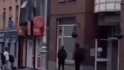 Polski kierowca ratuje życie w Irlandii Oczami Strażaka; W Dublinie wybuchł pożar w budynku  mp4 686x432