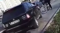 Typowy kierowca BMW kontra rowerzysta