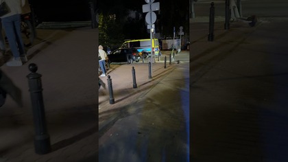 Kolejne radiowozy pod Akademią Wymiaru Sprawiedliwości.