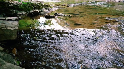 10H Mountain Stream – Relaksujący Szum Górskiego Strumienia