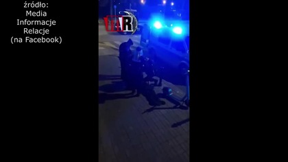 Policjantom odbiło Zaatakowali obezwładnionego, skutego mężczyznę, ale uratował go kamerzysta