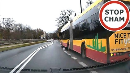 Włączenie się do ruchu autobusu - dwie sytuacje, ale czy identyczne? #2081 Wasze Filmy