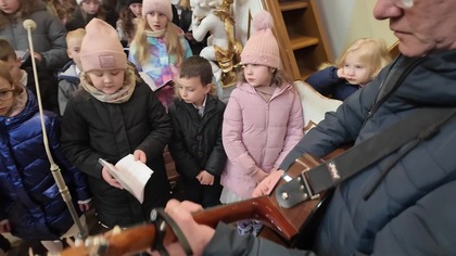 Kolęda Józefie stajenki nie szukaj w wykonaniu scholi Aniołki z Markuszowa.  29 grudnia 2024 r.