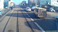 Poznań: policjant wstrzymał ruch, by pomóc przejść seniorowi przez ulicę