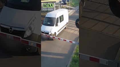 Dramatyczny wypadek na przejeździe kolejowym.  Ku przestrodze
