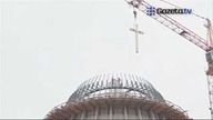 Umieszczenie pięciometrowego krzyża na Świątyni Opatrzności Bożej