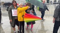 Zadymiarze obrażają ludzi pod Pomnikiem Ofiar Tragedii Smoleńskiej.