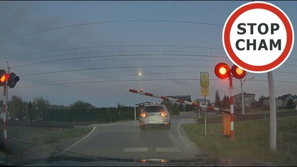 VW Golf między rogatkami na przejeździe kolejowym w Tychach #2369 Wasze Filmy