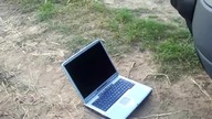 Niszczenie laptopa Land Roverem
