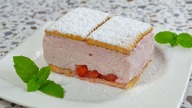 Pyszne i szybkie ciasto, bez pieczenia! Z truskawkami, herbatnikami i pianką truskawkową.