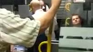 Konduktor uderza pasażera po twarzy