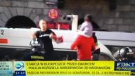 Imigrant z dzieckiem "na barana" atakuje ludzi.