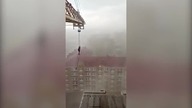 Operator dźwigu filmuje huragan z kabiny