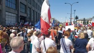 [HORN] Alarmowo karetka przebija się przez marsz 4 czerwca w Warszawie