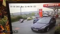 Efektowny wyjazd ze stacji benzynowej