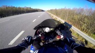 Ledwo opanowane wheelie przy 255 km/h!