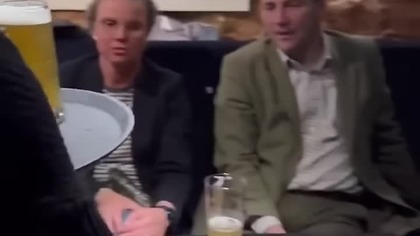 MENTZEN WYWRACA STOLIK Z TRZASK0WSKlM