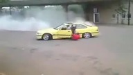 Wypadł z auta przy paleniu gumy