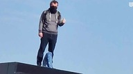 Mężczyzna wszedł na pomnik smoleński.  Jego postulaty mogą zostać utajnione!