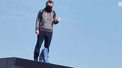 Mężczyzna wszedł na pomnik smoleński.  Jego postulaty mogą zostać utajnione!