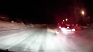 Wziął policjanta na maskę na małą przejażdżkę