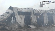 Dogaszanie pożaru hali w Wólce Kosowskiej