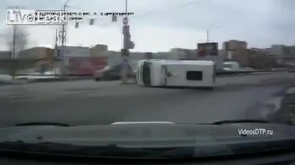 Samoch&oacute;d zderzył się z karetką