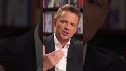 Trzaskowski wyjaśnia sprawę tęczowej flagi na debacie