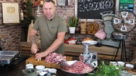 Domowa pikantna kiełbasa z żółtym serem na grill i nie tylko / Oddaszfartucha