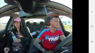 Koles w samochodzie daje popis