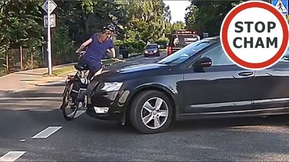 Kierująca rowerem wyprzedza/omija innych uczestników ruchu w korku.
Gdy autor nagrania wpuszcza inne auto na skrzyżowaniu dochodzi do kolizji.
Czyja wina?

Policja nie była wezwana, rowerzystka po zejściu z ulicy i krótkiej rozmowie z kierowcą auta z którym się zderzyła wstała i pojechała dalej.
15.07.2025 Wrocław