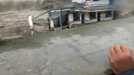 Rwąca woda porywa dom z człowiekiem