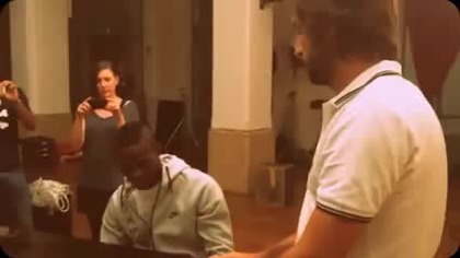 Balotelli gra hymn Włoch na fortepianie