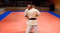 Saifa bunkai/oyo; Klincz zapaśniczy w kata karate.  Skręty głowy w kata.