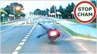 Wywrotka motocyklisty - wyprzedzanie po wysepce #654 Wasze Filmy