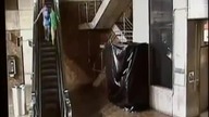 Uważajcie na ruchomych schodach