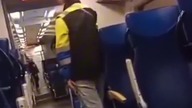 Pijana Ukrainka w pociągu wyzywa Polaka od ŚWIŃ i atakuje Polaka nożem!