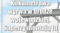 Kilkumetrowa wyrwa w drodze wojewódzkiej.  Saperzy montują tu most
