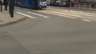 Kraków: Wściekły rowerzysta atakuje tramwaj