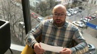 Poparzeni czytają Bryndala na dobranoc.  Butelki.