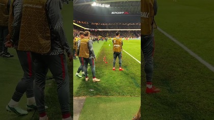 Lewandowski w trybie rozsierdzony po straconych golach.  Napastnik ma chyba dużo uwag do gry kadry.