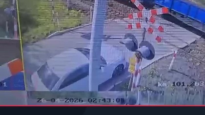 Wjechał na przejazd na czerwonym.  Pociąg uderzył w Audi | AutoSzkodniki #Shorts