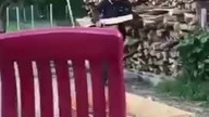 Pijany koleś wpada do ogniska