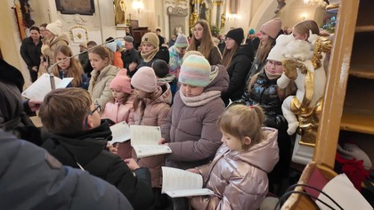 Kolęda Pójdźmy wszyscy do stajenki w wykonaniu scholi Aniołki z Markuszowa.  26 grudnia 2025 r.