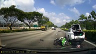 Singapur: Makabrycznie wyglądający wypadek na motorze +18