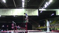 Trener dwukrotnie ratuje podopieczną przed upadkiem