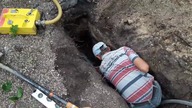Kret maszyna przeciskowa Przebijanie się pod drogą kretem pneumatycznym.