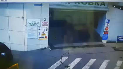 Groźny wypadek przy wyjeździe z parkingu