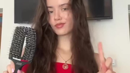 DLATEGO NIE MOŻNA ROZCZESYWAĆ KRĘCONYCH WŁOSÓW!